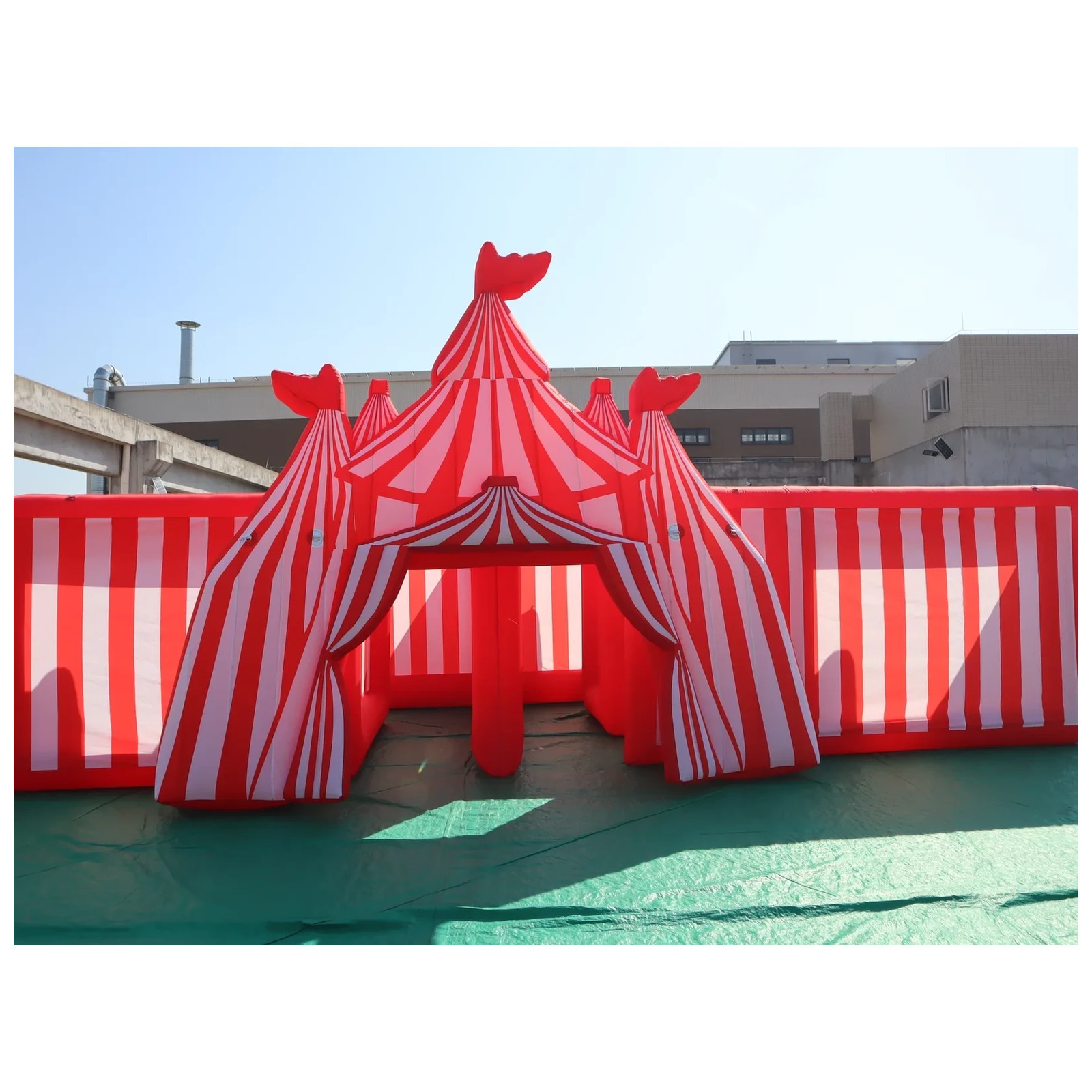 Large Red White Circus Inflata - Kids Outdoor Venues recension och pris