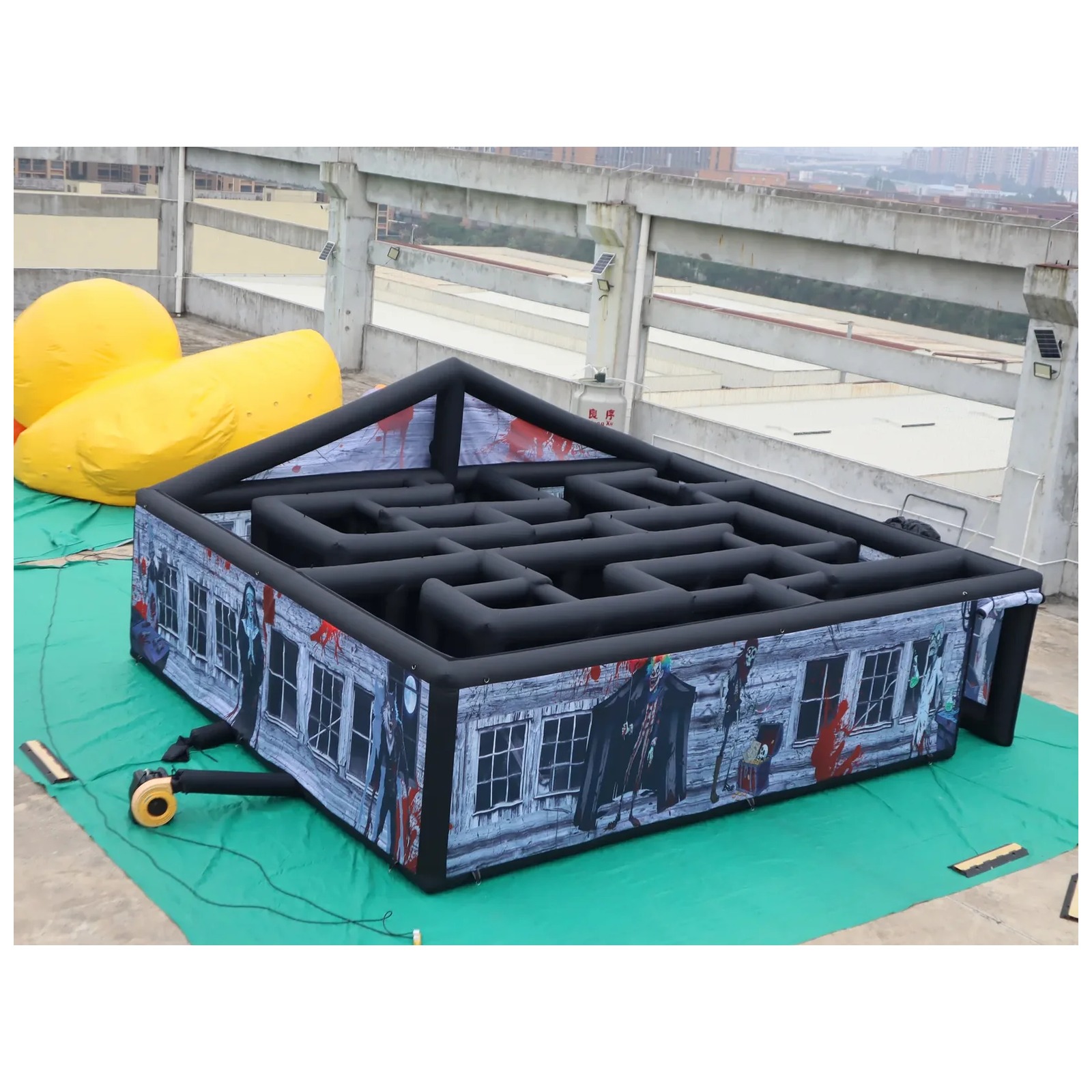 Large Haunted Roofed Inflatabl - Kids Outdoor Venues recension och pris